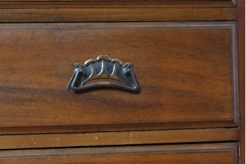 イギリスアンティーク　1920年頃　マホガニー材　ドロップハンドルが可愛らしいチェスト　(R-091165)