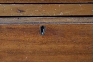 イギリスアンティーク　1920年頃　マホガニー材　ドロップハンドルが可愛らしいチェスト　(R-091165)