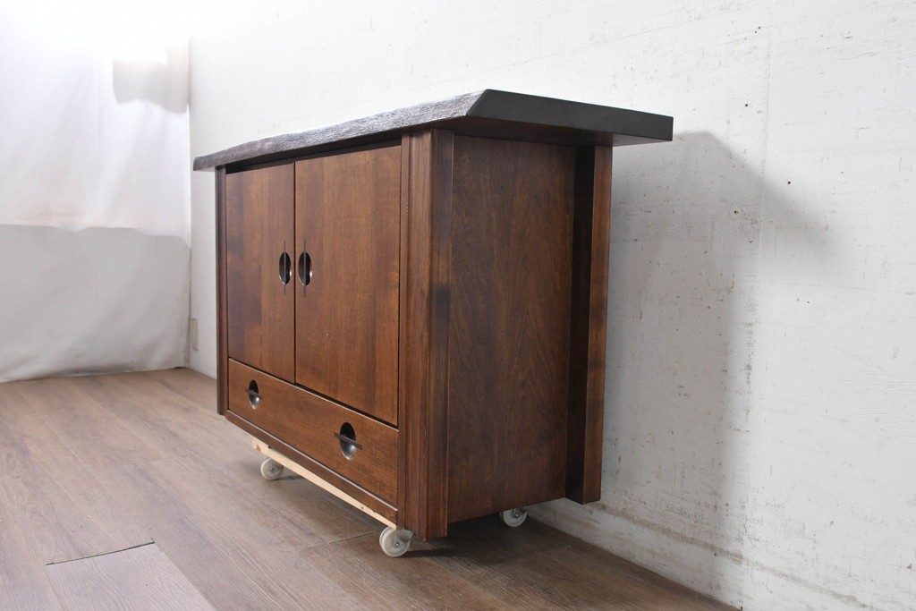 中古　美品　職人手作り　丸形の引手が特徴の和モダンなサイドボード　定価約26万円　(R-091166)