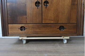 中古　美品　職人手作り　丸形の引手が特徴の和モダンなサイドボード　定価約26万円　(R-091166)