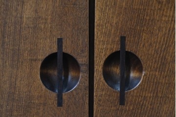 中古　美品　職人手作り　丸形の引手が特徴の和モダンなサイドボード　定価約26万円　(R-091166)