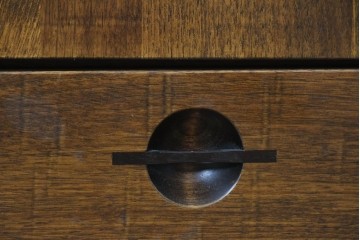 中古　美品　職人手作り　丸形の引手が特徴の和モダンなサイドボード　定価約26万円　(R-091166)