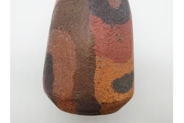 山本出　備前焼　出彩叩込　高さ約18cm　落ち着いた佇まいの一輪花入　共箱付き　(R-091167)