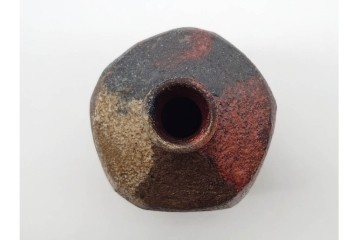 山本出　備前焼　出彩叩込　高さ約18cm　落ち着いた佇まいの一輪花入　共箱付き　(R-091167)