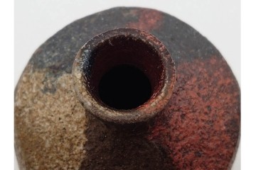 山本出　備前焼　出彩叩込　高さ約18cm　落ち着いた佇まいの一輪花入　共箱付き　(R-091167)