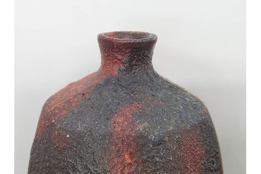山本出　備前焼　出彩叩込　高さ約18cm　落ち着いた佇まいの一輪花入　共箱付き　(R-091167)