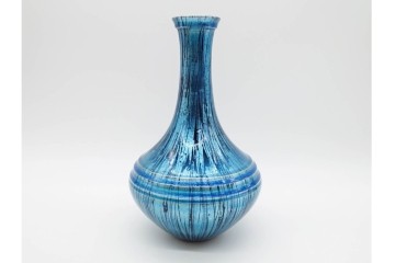 古川拓郎　高さ約26cm　鮮やかな青と流れるような線文様が美しい釉裏白金彩瓶　共箱付き　(R-091168)