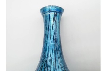 古川拓郎　高さ約26cm　鮮やかな青と流れるような線文様が美しい釉裏白金彩瓶　共箱付き　(R-091168)