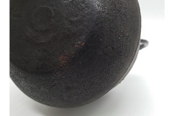 御釜師 十三代 宮崎寒雉　銀象嵌を施した玄々斎好手取釜　共箱付き　(R-091169)