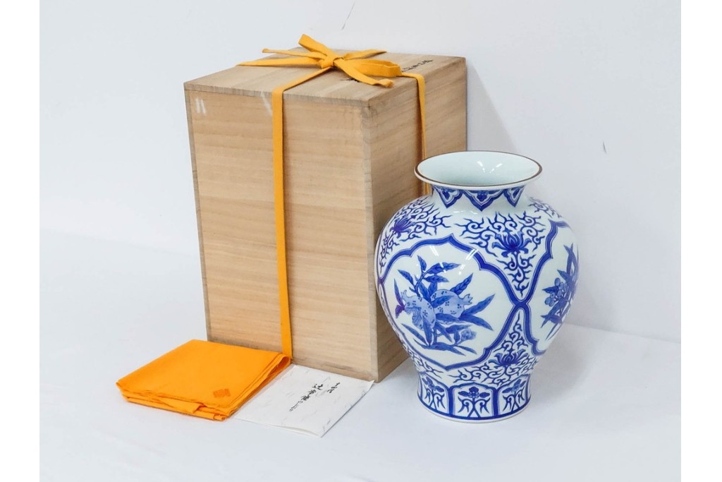 宮内庁御用達　十四代 辻常陸製　有田焼　高さ約27cm　染付　吉祥果文が上品な花瓶　共箱付き　(R-091170)