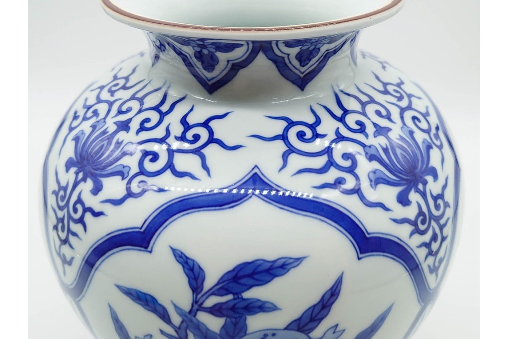 宮内庁御用達　十四代 辻常陸製　有田焼　高さ約27cm　染付　吉祥果文が上品な花瓶　共箱付き　(R-091170)