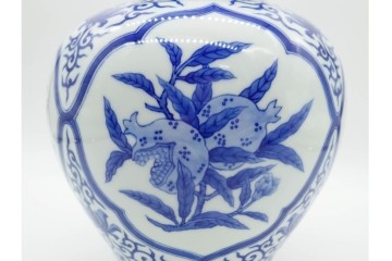 宮内庁御用達　十四代 辻常陸製　有田焼　高さ約27cm　染付　吉祥果文が上品な花瓶　共箱付き　(R-091170)