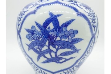 宮内庁御用達　十四代 辻常陸製　有田焼　高さ約27cm　染付　吉祥果文が上品な花瓶　共箱付き　(R-091170)