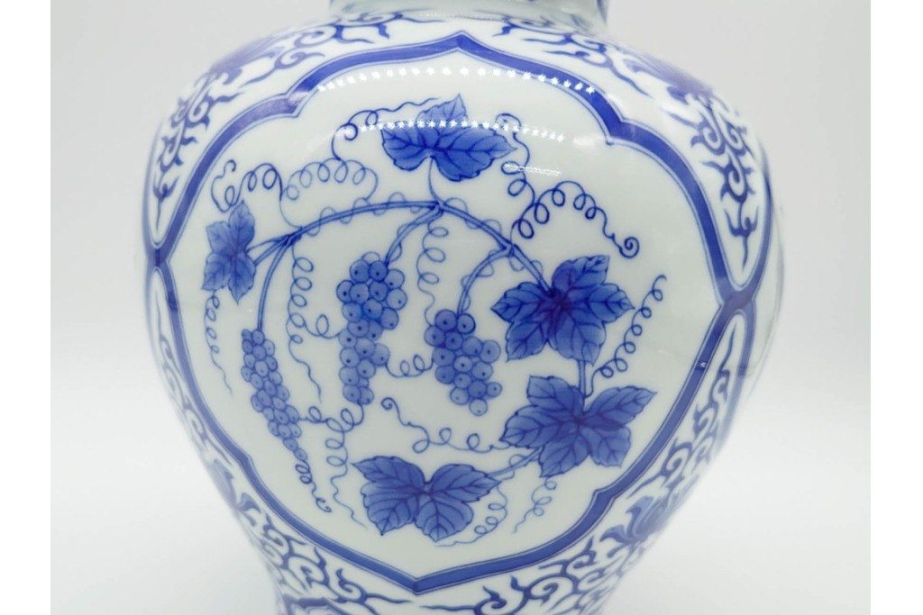 宮内庁御用達　十四代 辻常陸製　有田焼　高さ約27cm　染付　吉祥果文が上品な花瓶　共箱付き　(R-091170)