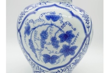 宮内庁御用達　十四代 辻常陸製　有田焼　高さ約27cm　染付　吉祥果文が上品な花瓶　共箱付き　(R-091170)