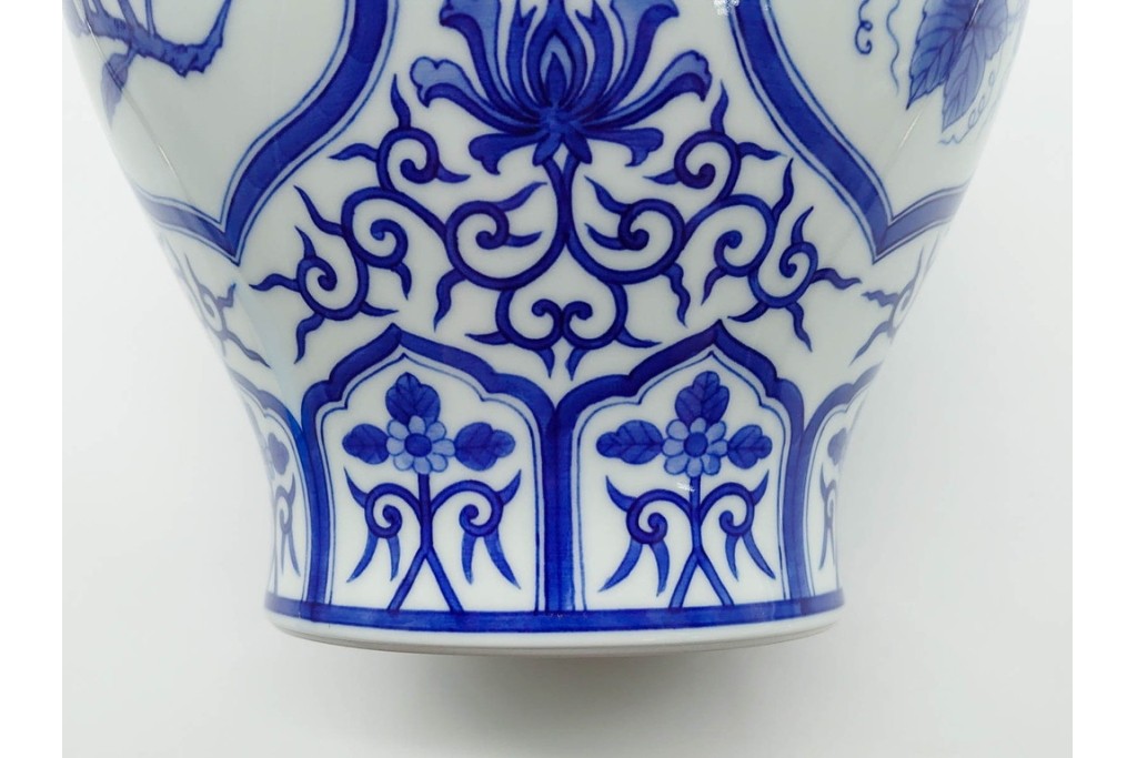 宮内庁御用達　十四代 辻常陸製　有田焼　高さ約27cm　染付　吉祥果文が上品な花瓶　共箱付き　(R-091170)