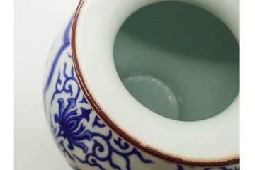 宮内庁御用達　十四代 辻常陸製　有田焼　高さ約27cm　染付　吉祥果文が上品な花瓶　共箱付き　(R-091170)