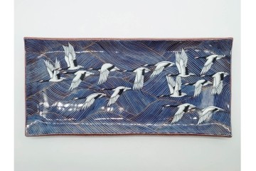 村上玄輝陶房　村上俊彦　有田焼　波上鶴絵図が優美に広がる皿　共箱付き　(R-091172)