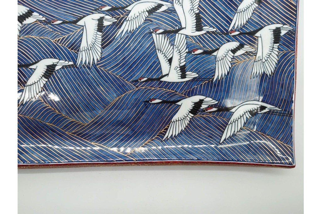 村上玄輝陶房　村上俊彦　有田焼　波上鶴絵図が優美に広がる皿　共箱付き　(R-091172)