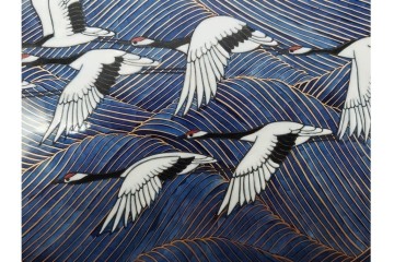 村上玄輝陶房　村上俊彦　有田焼　波上鶴絵図が優美に広がる皿　共箱付き　(R-091172)