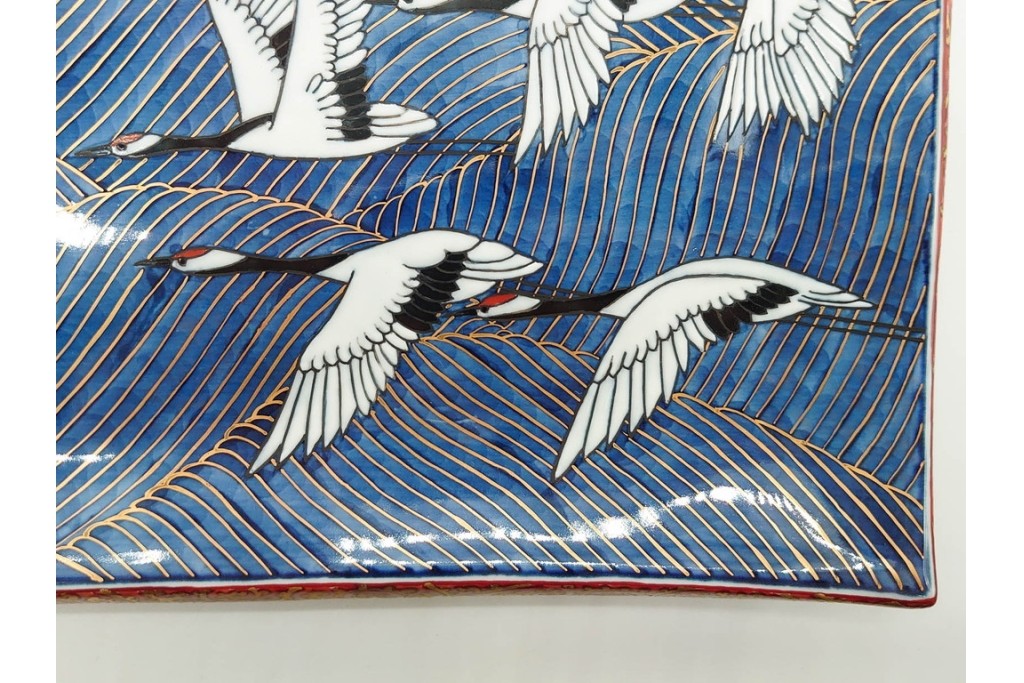 村上玄輝陶房　村上俊彦　有田焼　波上鶴絵図が優美に広がる皿　共箱付き　(R-091172)