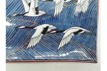 村上玄輝陶房　村上俊彦　有田焼　波上鶴絵図が優美に広がる皿　共箱付き　(R-091172)