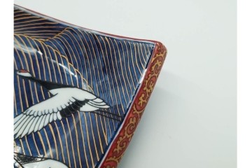 村上玄輝陶房　村上俊彦　有田焼　波上鶴絵図が優美に広がる皿　共箱付き　(R-091172)