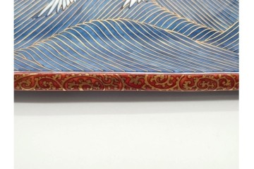 村上玄輝陶房　村上俊彦　有田焼　波上鶴絵図が優美に広がる皿　共箱付き　(R-091172)