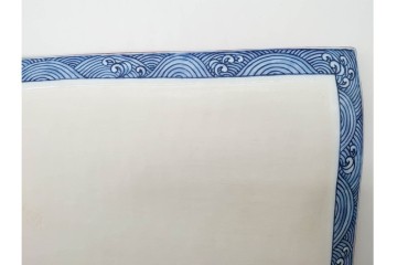 村上玄輝陶房　村上俊彦　有田焼　波上鶴絵図が優美に広がる皿　共箱付き　(R-091172)