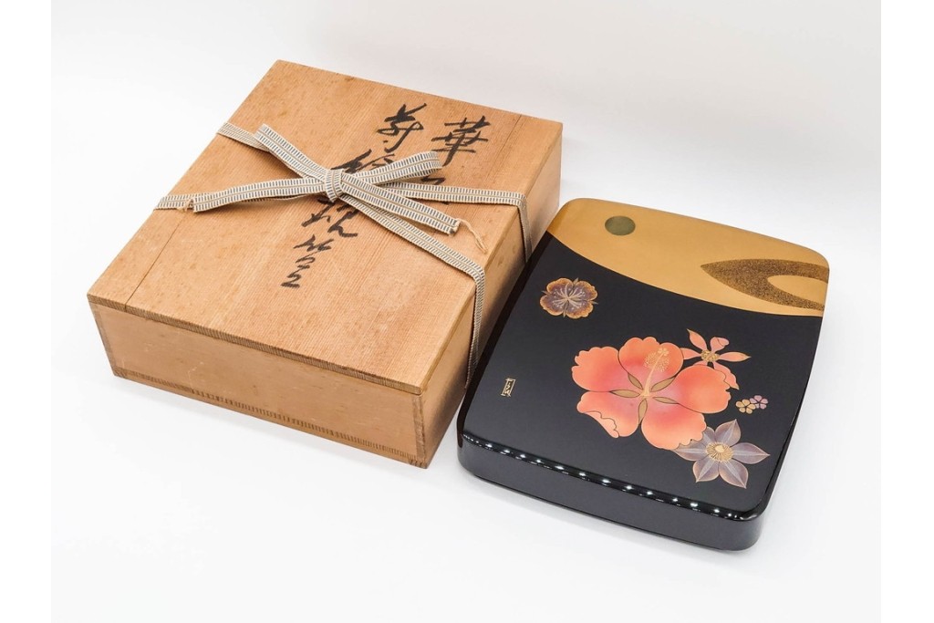 桜井一良　輪島塗　木製漆器　蒔絵で華文が描かれたあでやかな硯箱　共箱付き　(R-091173)