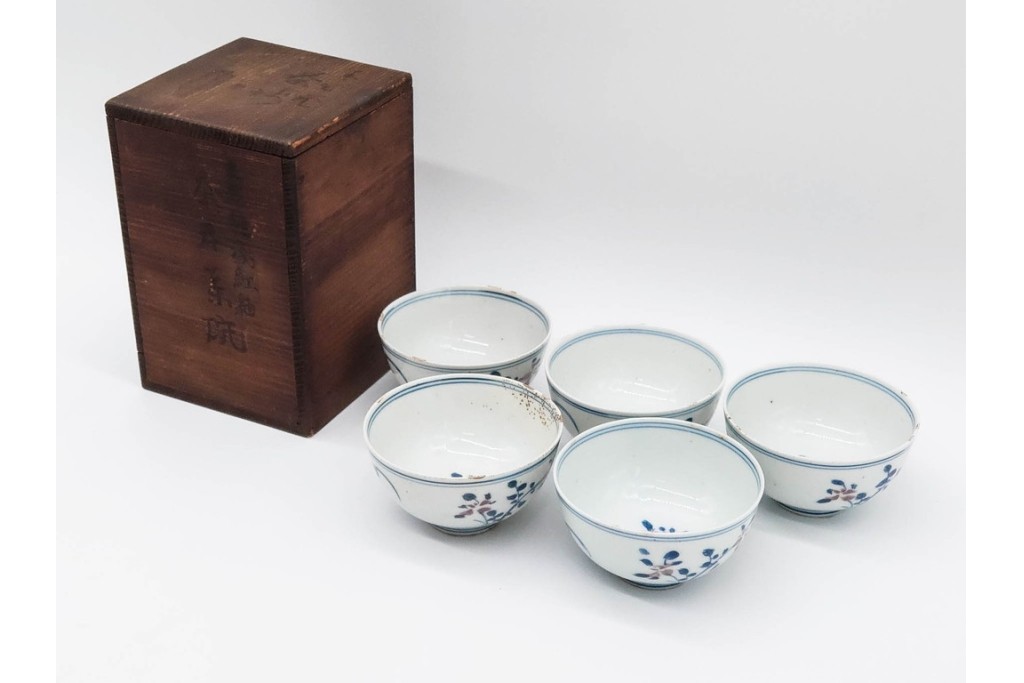 中国　古玩　大明成化年製　染付・浅紅釉　草花文を描いた茶呑茶碗5点セット　外箱付き　(R-091175)