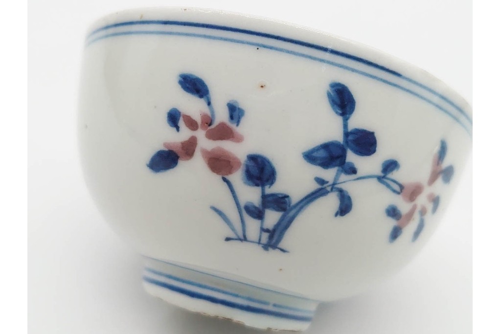 中国　古玩　大明成化年製　染付・浅紅釉　草花文を描いた茶呑茶碗5点セット　外箱付き　(R-091175)