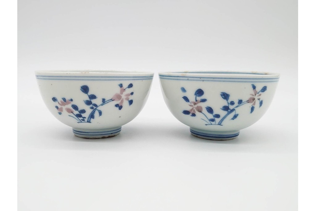 中国　古玩　大明成化年製　染付・浅紅釉　草花文を描いた茶呑茶碗5点セット　外箱付き　(R-091175)