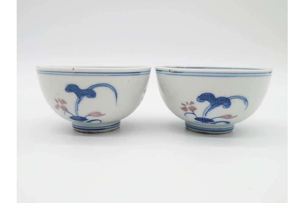 中国　古玩　大明成化年製　染付・浅紅釉　草花文を描いた茶呑茶碗5点セット　外箱付き　(R-091175)