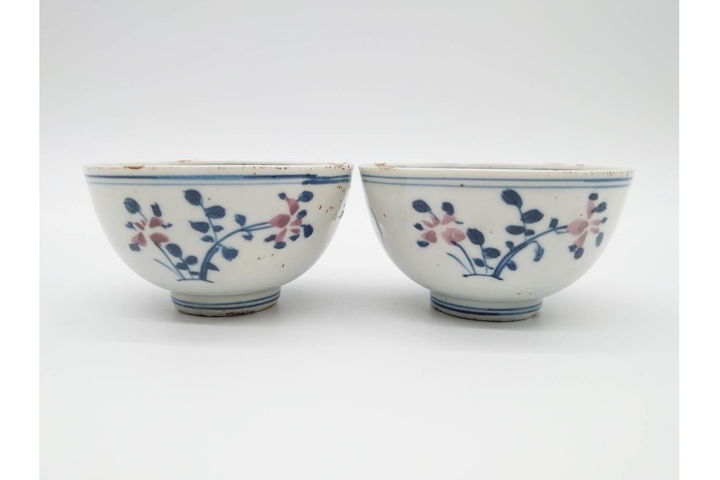 中国　古玩　大明成化年製　染付・浅紅釉　草花文を描いた茶呑茶碗5点セット　外箱付き　(R-091175)