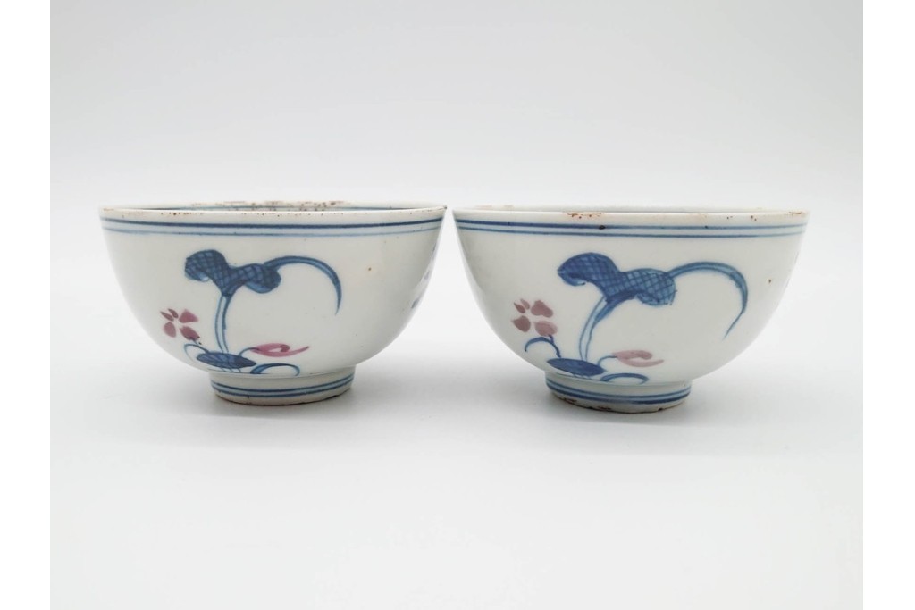 中国　古玩　大明成化年製　染付・浅紅釉　草花文を描いた茶呑茶碗5点セット　外箱付き　(R-091175)