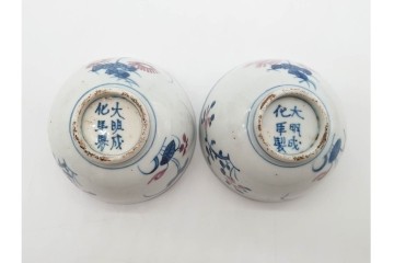 中国　古玩　大明成化年製　染付・浅紅釉　草花文を描いた茶呑茶碗5点セット　外箱付き　(R-091175)