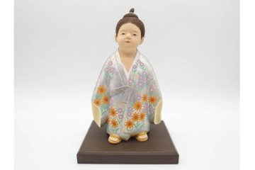 向吉悠睦　木彫彩色　「夢童子」　華やかな着物とあどけない表情が目を引く人形　ガラスケース付き　(R-091180)
