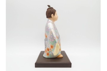 向吉悠睦　木彫彩色　「夢童子」　華やかな着物とあどけない表情が目を引く人形　ガラスケース付き　(R-091180)