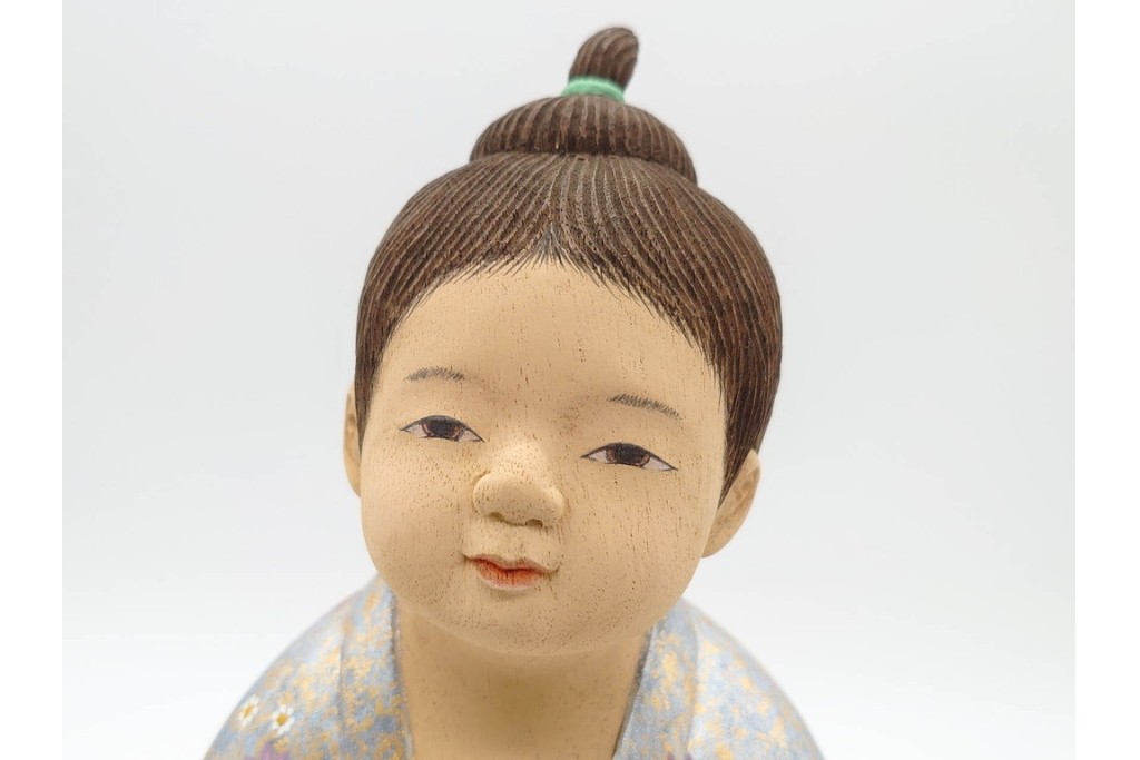 向吉悠睦　木彫彩色　「夢童子」　華やかな着物とあどけない表情が目を引く人形　ガラスケース付き　(R-091180)