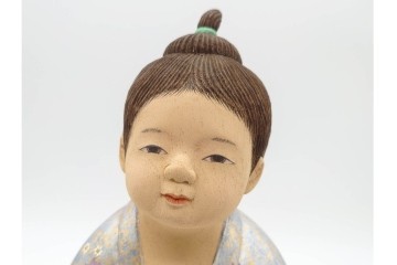 向吉悠睦　木彫彩色　「夢童子」　華やかな着物とあどけない表情が目を引く人形　ガラスケース付き　(R-091180)