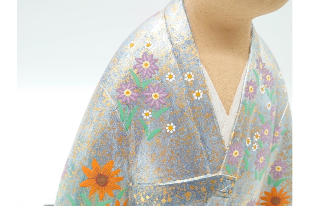 向吉悠睦　木彫彩色　「夢童子」　華やかな着物とあどけない表情が目を引く人形　ガラスケース付き　(R-091180)