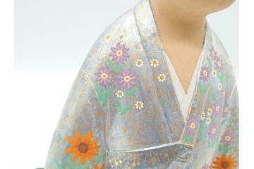 向吉悠睦　木彫彩色　「夢童子」　華やかな着物とあどけない表情が目を引く人形　ガラスケース付き　(R-091180)