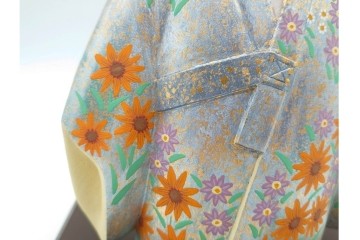 向吉悠睦　木彫彩色　「夢童子」　華やかな着物とあどけない表情が目を引く人形　ガラスケース付き　(R-091180)