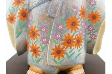 向吉悠睦　木彫彩色　「夢童子」　華やかな着物とあどけない表情が目を引く人形　ガラスケース付き　(R-091180)