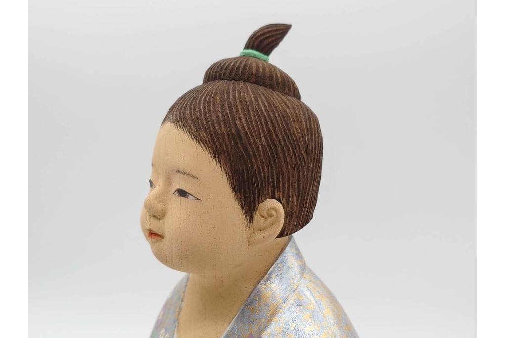 向吉悠睦　木彫彩色　「夢童子」　華やかな着物とあどけない表情が目を引く人形　ガラスケース付き　(R-091180)