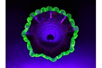 イギリスアンティーク　ウランガラス　鮮やかな色彩とフリルを思わせる縁取りが印象的なクランベリーガラスボウル　(R-091182)