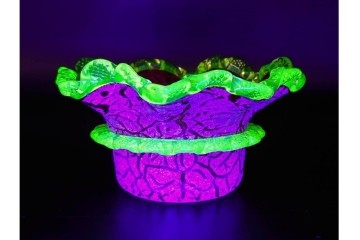 イギリスアンティーク　ウランガラス　鮮やかな色彩とフリルを思わせる縁取りが印象的なクランベリーガラスボウル　(R-091182)