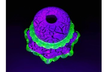 イギリスアンティーク　ウランガラス　鮮やかな色彩とフリルを思わせる縁取りが印象的なクランベリーガラスボウル　(R-091182)