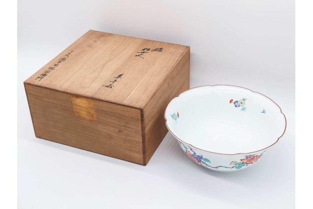十三代 酒井田柿右衛門　有田焼　錦　牡丹文を描いた上品な菓子器　共箱付き　(R-091186)